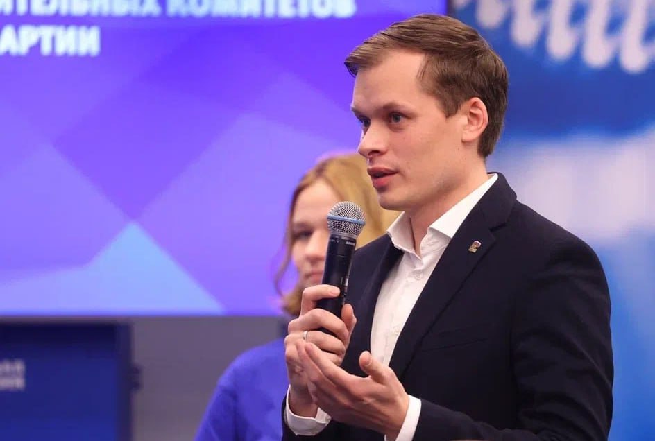 Пресс-центр иркутского отделения «Единой России» о ходе праймериз по отбору кандидатов на выборы мэра в Нижнеилимском районе: Самая высокая активность избирателей – в Нижнеилимском муниципальном округе. Предварительную регистрацию на участие в ЭПГ здесь прошли 5658 человек. В муниципальном округе предстоят выборы мэра и Думы. Конкуренция жесткая: за право быть выдвинутым от партии «Единая Россия» борются мэр Нижнеилимского района Максим Романов и глава города Железногорска-Илимского Павел Березовский. - Оба политика – молодые, но опытные управленцы, оба пользуются поддержкой избирателей, состоят в партии «Единая Россия». И 6-8 июля сами жители Нижнеилимского муниципального округа должны будут принять решение, с кем из них связать будущее своей территории. Мы примем любой выбор. Предварительное голосование проходит в электронном формате на единой цифровой платформе партии «Единая Россия», без какого-либо вмешательства извне. К голосованию допущены все жители Нижнеилимского муниципального округа, изъявившие желание принять участие в этой процедуре, - прокомментировал руководитель исполкома Иркутского регионального отделения «Единой России» Дмитрий Брянский. Подпишитесь на «Иркутск политический»