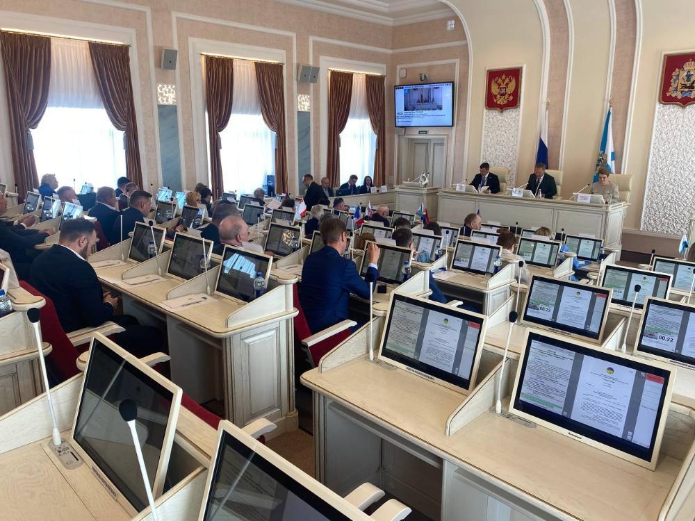 В Архангельске началось заседание Парламентской ассоциации Северо-Запада России В столице Поморья стартовала 67-я конференция ПАСЗР. На конференцию в числе прочих вопросов было вынесено предложение о внесении изменений в правила предоставления и распределения субсидий из федерального бюджета на поддержку приоритетных направлений АПК и развития малых форм хозяйствования в части применения повышающего коэффициента, равного двум, в отношении северных регионов. Кроме того, участники конференции предложили изменить правила предоставления регионам федеральной субсидии на мелиорацию земель для их дальнейшего использования в сельском хозяйстве. Ещё на сессии будет рассмотрена инициатива Архангельского областного Собрания депутатов о разработке программы по строительству фондохранилищ.