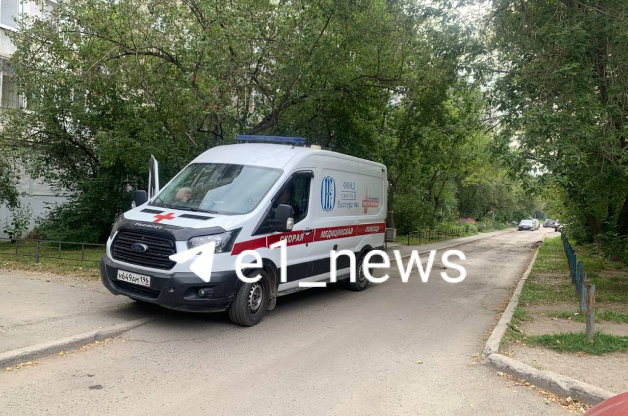 Мать убила двоих детей и покончила с собой на Бардина.  Предварительно, детям было 3 и 9 лет, пишет Е1. На месте работают следственные органы. Официального комментария пока не поступало.   Подписаться   Новости Екатеринбурга