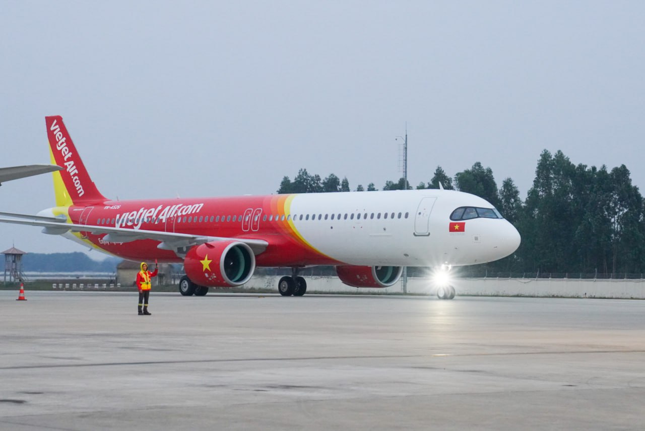 Airbus продолжает набирать заказы на парижском авиасалоне Так, во вторник стало известно о договорённости с VietJet на поставку до 150 узкофюзеляжных лайнеров. В частности, был подписан меморандум о покупке вьетнамской бюджетной авиалинией 100 единиц A321neo с опционом на ещё 50 бортов. В общей сложности, если принять во внимание опцион, сумма сделки может достигнуть 9,4 млрд долларов, согласно данным аналитического портала Cirium Ascend. Представители авиалинии заявили на последующей пресс-конференции, что “эти современные и экономичные самолёты были основой роста VietJet” и что новая сделка является частью стратегии компании по международному росту. Предполагается, что поставки новых лайнеров начнутся после 2030 года. Примечательно, что на сегодняшний день, за исключением двух китайских аппаратов, VietJet эксплуатирует исключительно самолёты Airbus. Компания заказала прежде около двух сотен Boeing 737 MAX, но до сих пор не получила ни одного из них. А буквально несколько недель назад, VietJet также разместила заказ на 20 широкофюзеляжных A330neo. VietJet #Постфактум #ParisAirShow2025 Онлайн-проект eMAKS