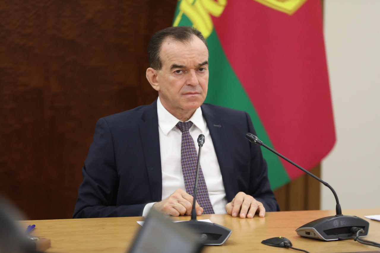 Вениамин Кондратьев В ближайшие 7 лет экономике региона потребуется еще 266 тысяч специалистов По итогам заседания Государственного совета которое провел Президент России Владимир Путин 25 декабря губернатор Краснодарского края обсудил вопрос подготовки кадров со своими заместителями и руководителями профильных министерств и ведомств На заседании Госсовета Президент России подчеркнул что решение кадрового вопроса фундаментальная составляющая будущего страны необходимая для достижения национальных целей Поэтому мы должны заниматься подготовкой кадров системно формировать из молодежи конкурентоспособных специалистов мыслящих на уровне мировых стандартов и опережающих время И делать это совместно с бизнесом активно привлекать предприятия к процессу обучения студентов и школьников по всему региону Такой подход позволит нам создавать собственные передовые технологии во всех отраслях добиваться технологического суверенитета Квалифицированных кадров требуют и инвестиционные проекты Сейчас в крае реализуются 550 инвестпроектов они дадут более 118 тысяч рабочих мест Эти предприятия будут высокотехнологичными А значит и ребята которые придут на них работать должны быть готовыми к этому Всего же по прогнозам в ближайшие 7 лет экономике региона потребуется еще 266 тысяч специалистов сказал Вениамин Кондратьев Читайте нас в MAX