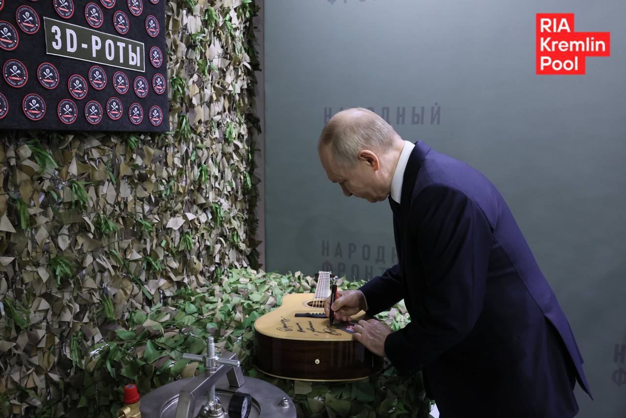Президент Владимир Путин подписал гитару бойцу из Волгограда. На «гражданке» Николай работал директором школы, так у него и позывной - «директор». «За ленточкой» он продолжает играть на гитаре. Волонтер попросила главу государства ее подписать. Владимир Путин не отказал. Маркером президент написал на гитаре: «Директору» Николаю, с уважением, Владимир Путин».