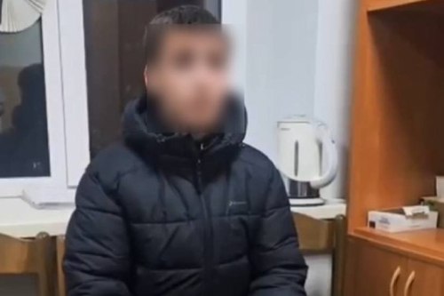 Новосибирца задержали из за похищения 13 летнего школьника В Новосибирске задержали 17 летнего местного жителя которого подозревают в похищении семиклассника Об этом сообщили в пресс службе регионального МВД 7 октября По версии следствия парень вместе со своими друзьями избили 13 летнего мальчика и посадили его в автомобиль После они вывезли школьника в другое место где пытались путем угроз принудить ребенка к воровству Однако подросток отказался за что хулиганы нанесли ему множественные удары по голове и туловищу Делом даже заинтересовался глава СК Александр Бастрыкин СУ СК России по Новосибирской области возбуждено уголовное дело по признакам преступления предусмотренного ч 2 ст 126 УК похищение человека В отношении фигуранта решается вопрос об избрании меры пресечения сообщили в МВД НСО