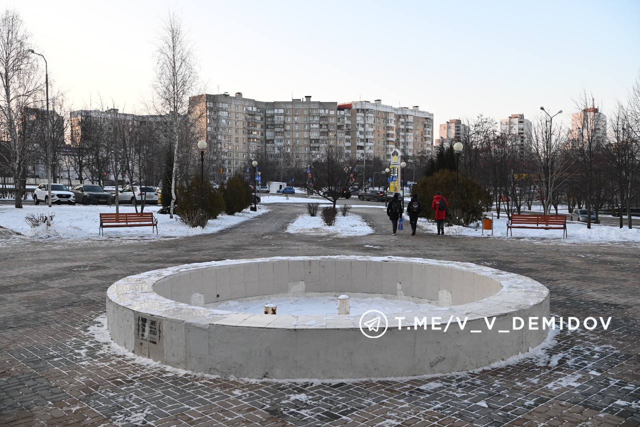 С жителями Белгорода обсудили проект благоустройства ещё одного сквера — «Комсомольского» на улице Щорса    Ранее встречи прошли у Почаевской церкви на бульваре Юности и в сквере на бульваре 1-го Салюта.   Сквер на Щорса возле магазина «Енисей» открылся в 2008 году. За всё время там ни разу не было больших работ.   Проект можно посмотреть на фотографиях, которыми мэрия города поделилась с «Белгород №1». В планах — благоустроить сквер и аллею, которая идет к центру образования №15 «Луч».  На территории появится пергола с качелями, скамьи, детская площадка, освещение, велодорожка площадью около 700 м² и озеленение.  Прислать новость:      Подпишись на «Белгород №1»