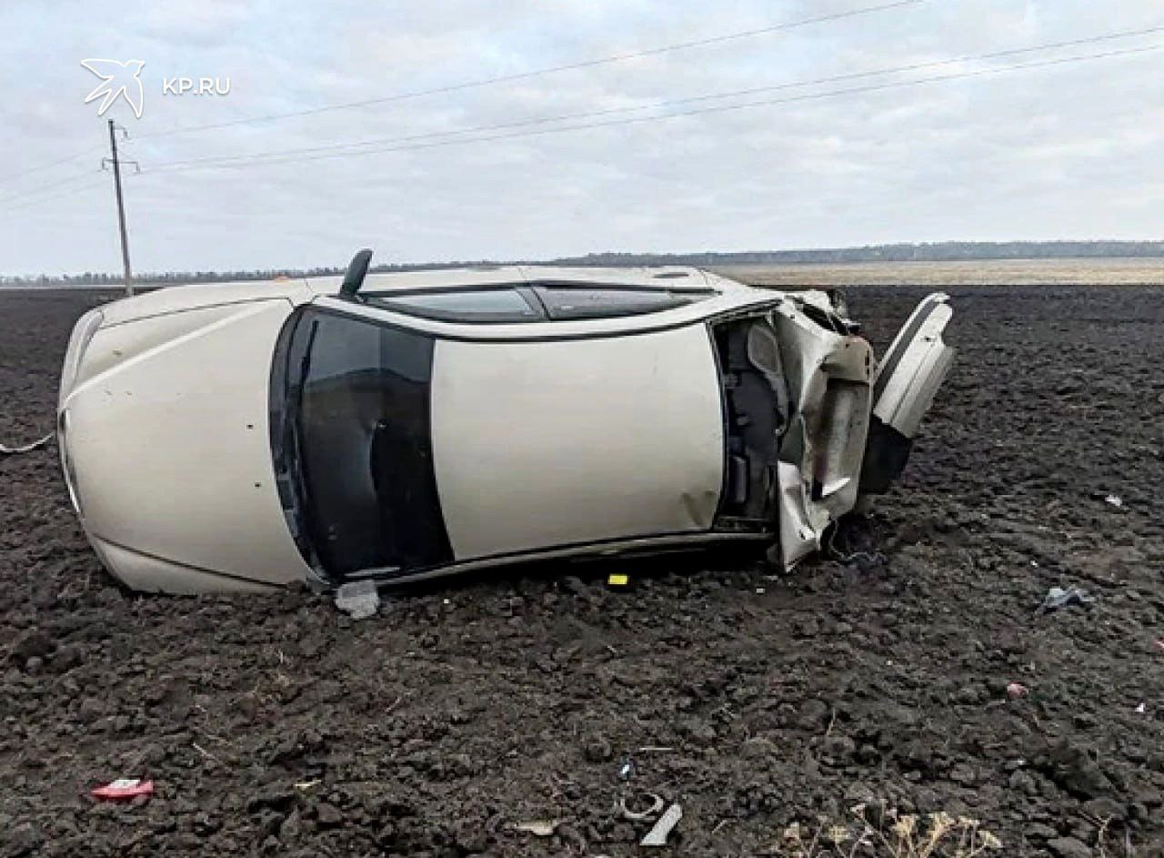 В Воронежской области водитель «Хендэ» улетел в кювет из-за дикого животного  В пресс-службе ГУ МВД по области рассказали, что в ночь на 22 октября на автомобильной дороге в Калачеевском районе попал в ДТП 21-летний местный житель. По словам молодого человека, во время движения он увидел на дороге дикое животное. Уходя от столкновения со зверем, водитель резко вывернул руль, и машина угодила в кювет с последующим опрокидыванием.  В результате аварии молодой человек получил легкие травмы и самостоятельно обратился в медицинское учреждение. По факту аварии в полиции проводят проверку.