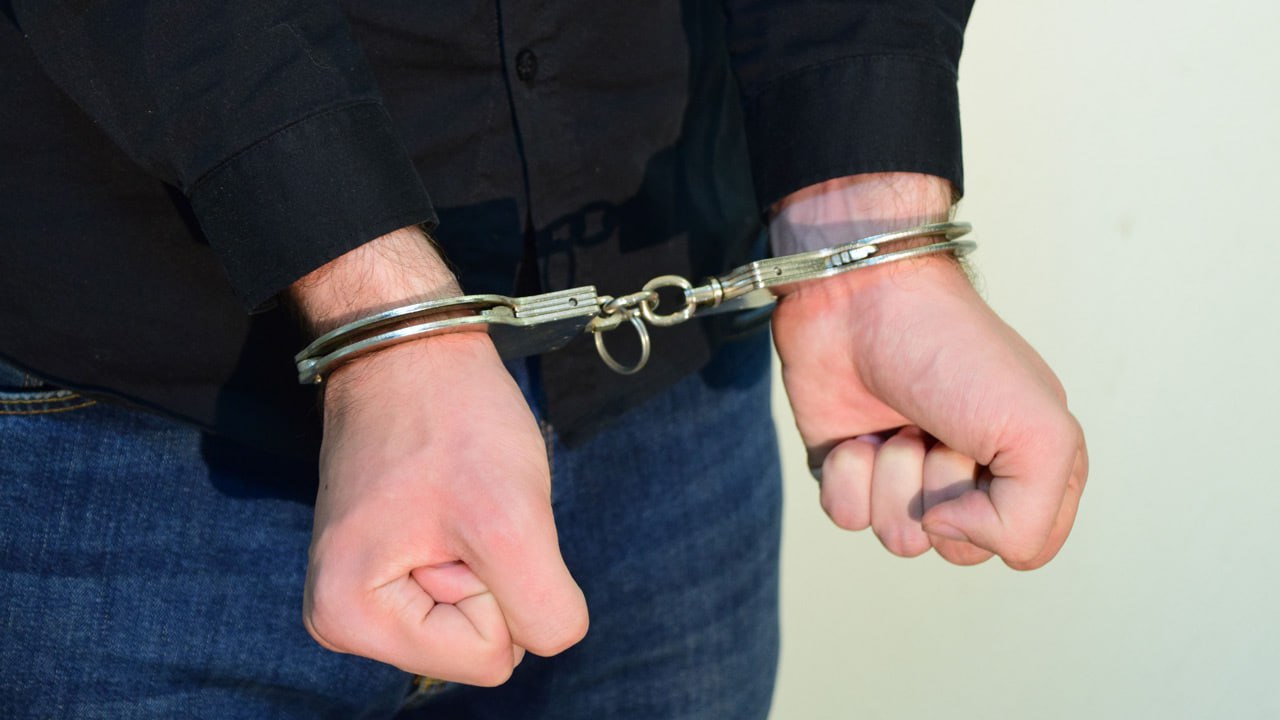 Напавшего на жительницу Челябинска с ножом задержал случайный свидетель Стали известны новые подробности происшествия. Оказывается, спас женщину и задержал подозреваемого полицейский, случайно проходивший рядом. "Оперативник бросился в погоню, одновременно передав информацию в дежурную часть районного отдела полиции и попросив других очевидцев вызвать скорую помощь. Настигнув злоумышленника, страж порядка ограничил его движения брючным ремнем. После чего вернулся к пострадавшей, чтобы вместе с другими свидетелями принять первоочередные меры по спасению челябинки, зажимая раны до приезда медицинских работников", – рассказали в пресс-службе ГУ МВД по Челябинской области. Вести Южный Урал Челябинск