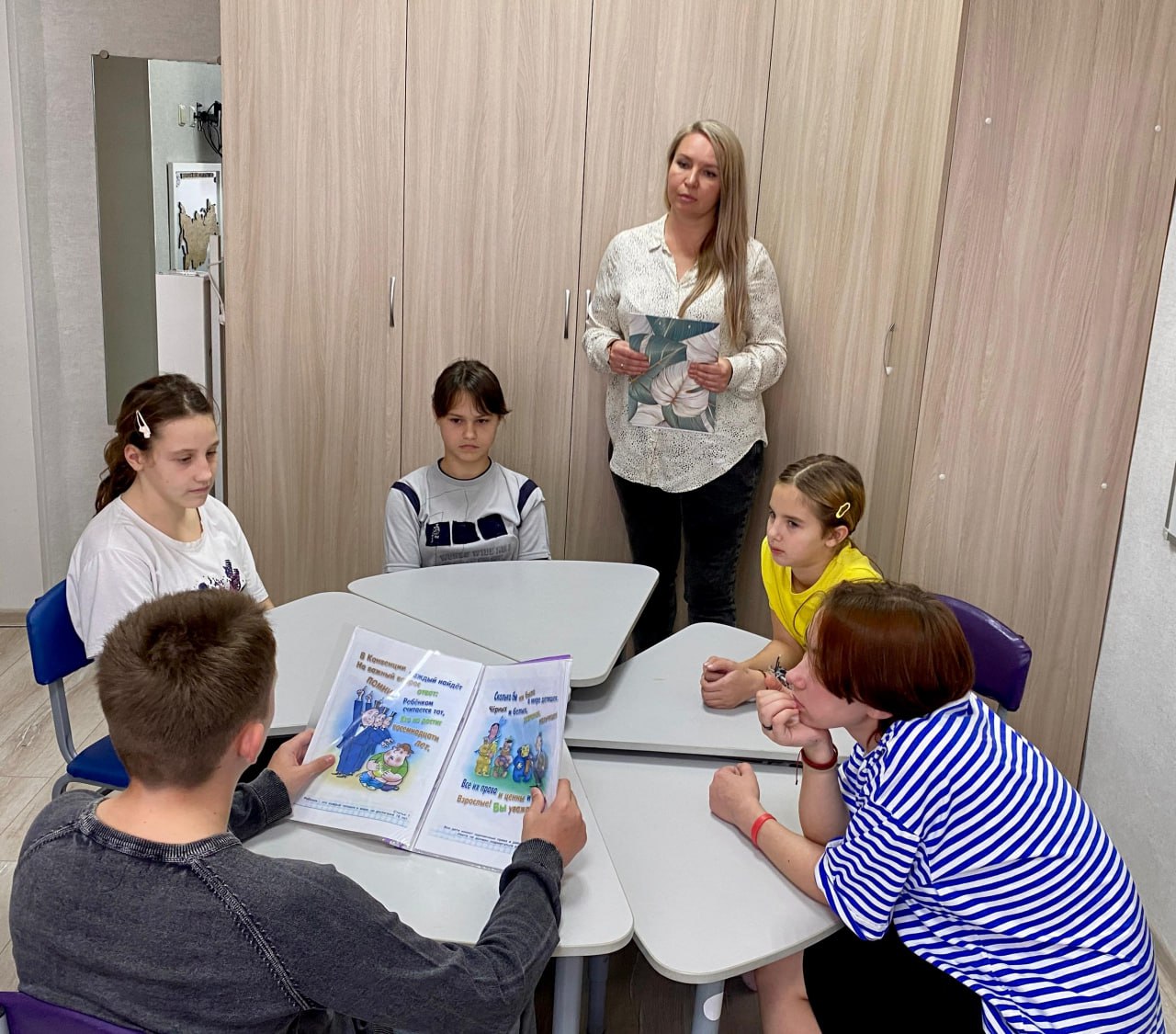 Мероприятия по повышению правовой грамотности провели в апшеронском социальном центре для детей Сегодня 20 ноября в рамках Всероссийской акции День правовой помощи детям в Апшеронском социально реабилитационном центре провели мероприятия направленные на повышение правовой грамотности информирование детей об их правах и обязанностях формирование навыков безопасного нравственного поведения В ходе бесед Я и мои права Мы вправе знать о праве Права человека и порядок в обществе воспитанники познакомились с такими документами как Конвенция ООН о правах ребёнка Конституция Российской Федерации Семейный кодекс Российской Федерации Федеральный закон Об образовании в Российской Федерации С целью формирования у детей представлений о социальных нормах и асоциальном поведении несовершеннолетних проведён лекторий Социальные нормы и ассоциальное поведение подростков в ходе которого ребятам рассказали о взаимодействии подростков с социумом с окружающими людьми об адекватных потребностях в жизни и о возможности гармоничной социализации в обществе о причинах возникновения асоциального поведения Для ознакомления были подготовлены и вручены памятки и тематические буклеты содержащие важные рекомендации Они будут полезны каждому воспитаннику и родителю и станут надёжным помощником в сложных жизненных ситуациях В рамках профилактики семейного неблагополучия и социального сиротства наши педагоги и специалисты провели беседы консультации тренинги просветительские занятияс родителями на темы Права детей обязанности родителей Алкоголизм и его влияние на психологическое состояние детей когда родители употребляют алкоголь Воспитание без насилия Уборка и поддержание чистоты в доме Нормализация психологического климата в семье Проблемы переходного возраста Нравственные законы жизни Такие мероприятия направлены на повышение педагогической и родительской компетентности взрослых членов семьи улучшение детско родительских отношений преодоление социальных барьеров Елена Стрелкина педагог Апшеронского социально реабилитационного центра для несовершеннолетних Апшеронский рабочий