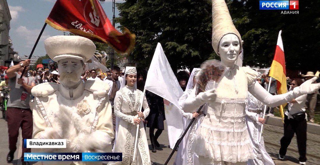 В Северной Осетии завершился II Всероссийский театральный фестиваль «Вахтангов. Путь домой» — директор театра им. Евгения Вахтангова Кирилл Крок признался в любви к осетинам На целую неделю Владикавказ превратился в одну большую сцену: на главных площадках города шли лучшие спектакли театральных коллективов со всей России. Фестиваль закрыли грандиозным гала-концертом на пл. Свободы. В своём завершающем посте Кирилл Крок отметил, что десятки людей подходили и говорили "Спасибо!" за праздник. «Вы можете себе представить, чтобы в Москве к вам в кафе подсел человек, просто молча пожал руку, поклонился и отправился дальше жить свою жизнь? А здесь это – норма. Я восхищаюсь жителями Осетии!". Напомним, Владикавказ, Нальчик и Ставрополь будут бороться за победу в конкурсе «Культурная столица 2027 года». Но такое впечатление, что Владикавказ уже победил, став на неделю центром культурной жизни страны. Кирилл Крок: «Ради этого и занимаемся театром: ради простого человеческого спасибо. И света в глазах людей».