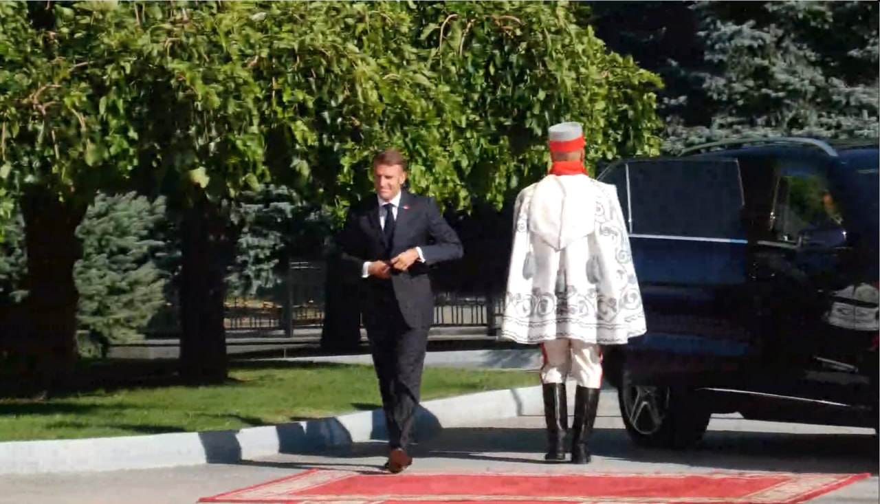 Президент Франции Эммануэль Макрон приехал в президентуру в Кишиневе на машине с бухарестскими номерами