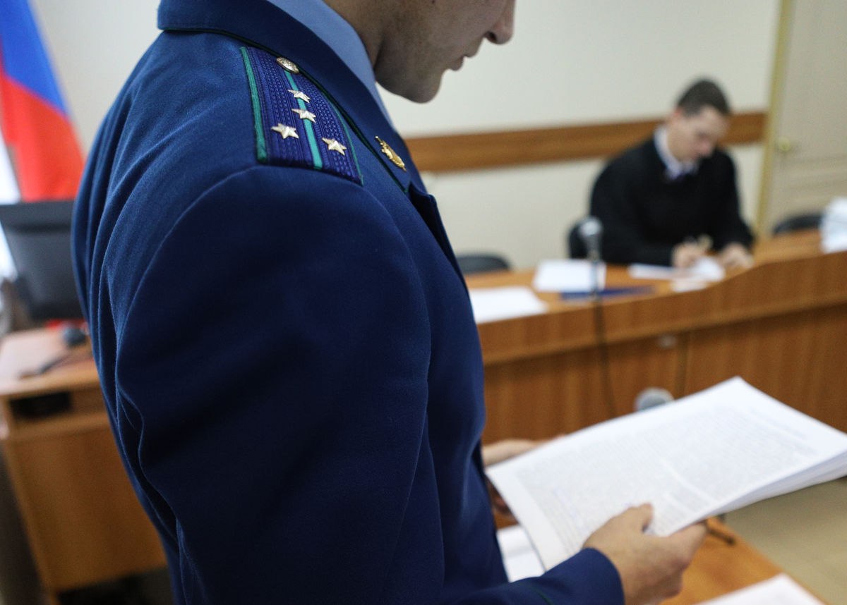 В Тюмени вынесен приговор по уголовному делу о получении взяток на сумму более 5,5 млн рублей Калининский районный суд г. Тюмень вынес приговор по уголовному делу в отношении бывшего начальника межрегионального контрольно-аналитического отдела Северо-Уральского управления Федеральной службы по экологическому, технологическому и атомному надзору. Он признан виновным по чч. 3, 5, 6 ст. 290 УК РФ получение взятки в значительном,крупном и особо крупном размерах , ч. 1 ст. 291. 2 УК РФ мелкое взяточничество . В суде установлено, что в период с сентября 2017 года по март 2023 года подсудимый, занимая руководящую должность в Северо-Уральском управлении Ростехнадзора, получал взятки. Вознаграждения передавались от представителей экспертных организаций за упрощение формальностей при утверждении заключений экспертиз промышленной безопасности, в частности за содействие в устранении недостатков, обнаруженных в представляемых документах, последующем беспрепятственном и ускоренном внесении таких заключений в соответствующий государственный реестр, как лично подсудимым, так и с привлечением подчиненных ему сотрудников. Также, в период с февраля по апрель 2018 года подсудимый получил взятки за выдачу 6 работникам организаций документов о проведении первичной проверки знаний аттестации руководителей и специалистов в области промышленной безопасности без фактического прохождения и присутствия их на аттестации. Общий размер полученных взяток превысил 5,5 млн рублей. С учетом позиции государственного обвинителя суд назначил подсудимому наказание в виде 10 лет 6 месяцев лишения свободы с отбыванием наказания в исправительной колонии строгого режима, с лишением права занимать должности организационно-распорядительного и административно-хозяйственного характера на государственной службе и в органах местного самоуправления, сроком на 7 лет. Также суд конфисковал в доход государства денежные средства в сумме 5,5 млн рублей,которые подсудимый получил в результате совершения преступлений. Пять взяткодателей осуждены, в отношении троих уголовное преследование прекращено в связи с деятельным раскаянием.
