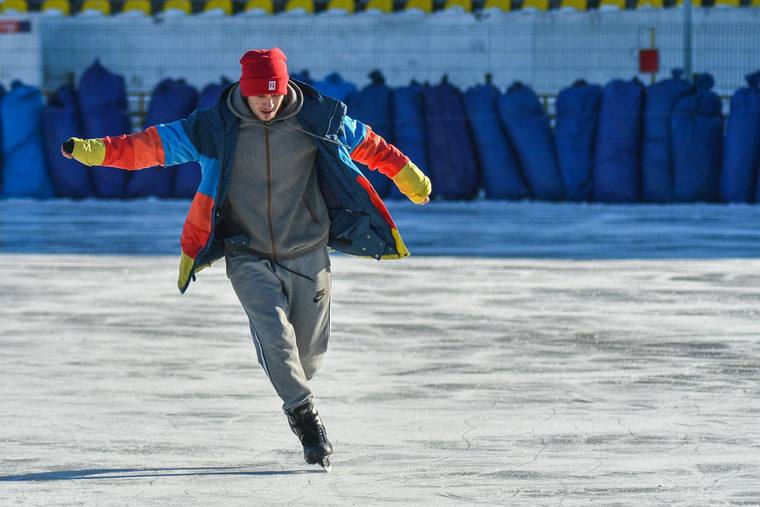 Этой зимой в Благовещенске планируют залить 34 катка Уже готова хоккейная коробка на улице Нагорной а на стадионе Юность заливка которая началась 13 ноября подходит к завершению Повсеместно катки начнут покрываться льдом с наступлением устойчивых минусовых температур Полностью закончить и подготовить катки для отдыха горожан планируется к середине декабря ampravda