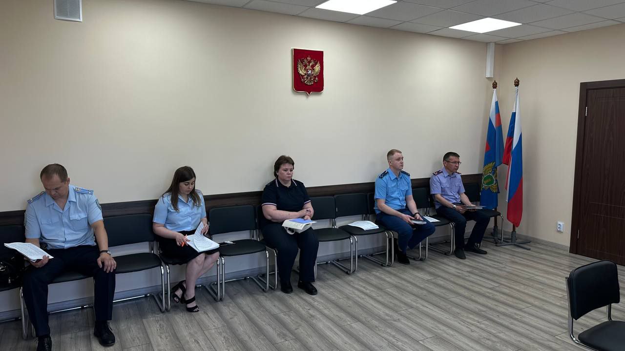 Под председательством прокурора Железнодорожного района г. Ульяновска Александра Нагорного состоялось межведомственное совещание по вопросам соблюдения разумного срока уголовного судопроизводства органами следствия и дознания. С участием должностных лиц поднадзорных территориальных подразделений правоохранительных органов обсуждены проблемные вопросы, возникающие в ходе расследования уголовных дел. Особое внимание уделено вопросам исключения фактов волокиты и ненадлежащего уведомления участников уголовного судопроизводства о принимаемых процессуальных решениях. Надзор в указанной сфере находится на постоянном контроле прокуратуры.