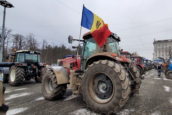 В 2024 году сельскохозяйственный сектор и развитие сельских районов получили субсидии более чем на 1,7 миллиарда леев  Наибольшие суммы были запрошены аграриями для:   - возмещения процентных ставок по полученным кредитам — 355,4 миллиона леев;   - инвестиций в животноводческий сектор — около 219 миллионов леев;   - приобретения сельскохозяйственной техники и оборудования — 184,09 миллиона леев;   - инвестиций в переработку растительной продукции — 151,34 миллиона леев.    По данным Министерства сельского хозяйства и пищевой промышленности  MAIA , на данный момент доступная сумма для предоставления субсидий составляет 132,54 миллиона леев.