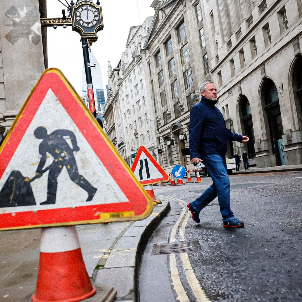 В Британии будут 103 года ждать ремонт дорог Жители графства Оксфордшир узнали что капитальный ремонт их дороги запланирован через век Чиновники заявили что средний цикл ремонта превышает 100 лет Местные жалуются покрытие не восстанавливали уже более 40 лет только латали дыры зато с историей зато к тому времени можно будет телепортироваться НМШ