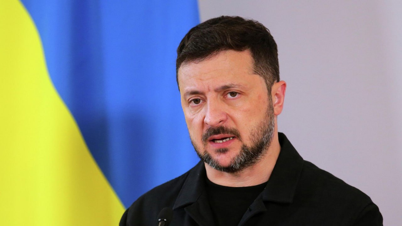 Зеленский предложил обойти вето Венгрии на вступление Украины в Евросоюз Процедуру можно изменить считает украинский лидер Такую позицию он обозначил в ходе совместной пресс конференции с премьером министром Нидерландов Диком Схофом Украина будет в Евросоюзе с Виктором Орбаном или без Изменение процедуры это значит найти как без Премьер министр Венгрии тормозит этот процесс отметил Владимир Зеленский Издание Politico ранее писало что председатель Евросовета Антониу Кошта предлагает упростить голосование в ЕС по открытию переговорных кластеров на пути к вступлению Украины в объединение стремясь обойти вето Венгрии Подпишись на Говорит Москва