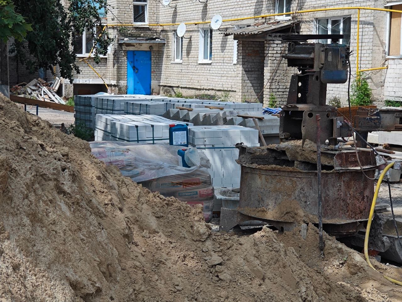 Строительные бригады в Рыльске, Льгове и Курске продолжают восстанавливать жилье, пострадавшее в результате украинских обстрелов. За прошедшую неделю с 20 по 27 июля привели в порядок 7 частных домовладений и 2 МКД. Специалисты подрядных организаций вставили окна, установили откосы и подоконники, всего для этого было использовано 46 изделий из ПВХ общей площадью более 73 м². Также ремонтные бригады выполнили капитальный ремонт кровель с заменой покрытия, устройством новых стропильных систем, укладкой гидроизоляции, монтажом обрешетки. Всего обновили почти 813 м² крыш. Специалисты привели в порядок 68 м² фасадов: демонтировали поврежденные элементы, восстановили каркасы, смонтировали новые. Во всех пострадавших домовладениях и МКД временно закрыт тепловой контур. Ремонтно-восстановительные работы продолжаются. В процессе изготовления 68 пластиковых окон и балконных блоков. Всего в Курске, Рыльске и Льгове ремонтируют 51 частный и 6 многоквартирных домов. По инициативе врио губернатора Курской области Александра Хинштейна жители пострадавших от обстрелов домов, расположенных вне отселенных районов, получат компенсацию в размере 195 тыс. рублей. Региональная мера поддержки положена тем, кто ранее получил федеральную компенсацию в 150 тыс. рублей за утрату имущества первой необходимости. Сейчас специалисты органов социальной защиты завершают формирование списков жителей, претендующих на выплату. #ЖКХ46 #КурскоеПриграничье Вступай: ВК ОК Rutube