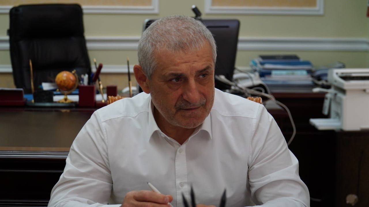 Авиакомпания «Азимут» намерена расширить маршрутную сеть международных рейсов из аэропорта Махачкалы Об этом вице-премьеру Ризвану Газимагомедову рассказали в ходе встречи исполнительный директор авиакомпании «Азимут» Олег Дышкант и директор департамента по управлению сетью маршрутов Эдуард Теплицкий. Стороны обсудили перспективы сотрудничества в части развития пассажирских авиаперевозок, реализацию программы развития маршрутной сети авиакомпании «Азимут» на 2025-2026 годы, в том числе возможность увеличения количества международных рейсов и направлений из аэропорта Махачкалы. Как отметил вице-премьер, авиакомпания «Азимут» по программе субсидирования выполняет полеты в Сочи, Минеральные Воды и Пермь. Ризван Газимагомедов отметил необходимость расширения маршрутной сети как внутренних, так и и международных рейсов из Махачкалы, а также сохранение доступной стоимости авиабилетов. В свою очередь, Олег Дышкант поблагодарил руководство республики за плодотворное сотрудничество и подтвердил намерения авиакомпании «Азимут» по увеличению числа рейсов и направлений из аэропорта Махачкалы. Он отметил, что авиакомпания видит большой потенциал в развитии международных перевозок из Дагестана, учитывая его географическое положение и растущую популярность среди туристов. Эдуард Теплицкий представил предварительные планы по развитию маршрутной сети на ближайшие два года, включающие возможные новые направления в страны ближнего зарубежья и Ближнего Востока. Он подчеркнул, что при разработке новых маршрутов будут учитываться потребности как местных жителей, так и туристов, а также экономическая целесообразность. Также рассмотрены вопросы, связанные с оптимизацией логистики и повышением качества обслуживания пассажиров. Особое внимание было уделено вопросам ценовой политики и обеспечению конкурентоспособных тарифов на авиабилеты. Стороны договорились о продолжении консультаций и разработке совместной стратегии по развитию авиаперевозок из Махачкалы, направленной на повышение доступности и привлекательности региона для туристов и инвесторов.