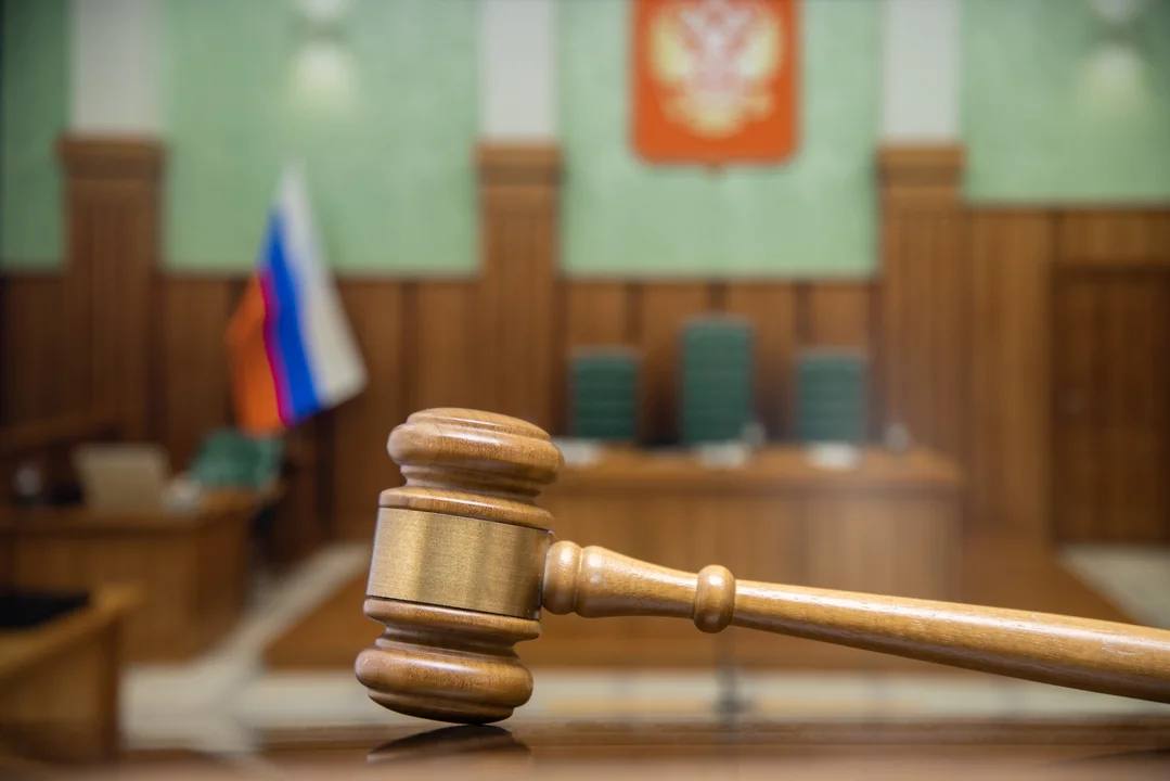 «Дело Цкаева» вновь возвращается в суд Северной Осетии Уголовное дело по факту смерти Владимира Цкаева, скончавшегося после допроса полиции в 2015 году, направлено на дополнительное рассмотрение в Ленинский районный суд Владикавказа, рассказала «КрыльямTV» вдова погибшего мужчины Земфира Цкаева. В 2023 году по решению того же суда дело было возвращено в прокуратуру для устранения препятствий его рассмотрения, поскольку обвинительное заключение составлено с грубым нарушением требований уголовно-процессуального закона. «Устранили все процессуальные нарушения и составили новое обвинение», – сообщила Цкаева. Девять экс-полицейских, причастных к убийству, в зависимости от роли каждого обвиняются в превышении должностных полномочий, умышленном причинении тяжкого вреда здоровью, злоупотреблении должностными полномочиями, служебном подлоге. На скамье подсудимых — Георгий Цомаев, Шота Майсурадзе, Сослан Ситохов, Владимир Валиев, Азамат Цугкиев, Алан Бигаев, Спартак Бузоев, Ацамаз Датиев и Олег Дзампаев. Между тем, дата первого заседания пока не назначена, уточнила вдова погибшего. Напомним, 10 лет назад, 31 октября 2015 года в отдел полиции Владикавказа доставили 39-летнего Владимира Цкаева, подозреваемого в причинении огнестрельного ранения командиру ОМОНа. Следующей ночью местный житель в бессознательном состоянии был госпитализирован из полиции в реанимацию РКБ и утром скончался, не приходя в сознание. Позже выяснилось, что в преступлении, за которое задержали Цкаева, виновен его друг и сосед Марат Букулов, явившийся с повинной в СК. Подписывайтесь на «КрыльяTV»
