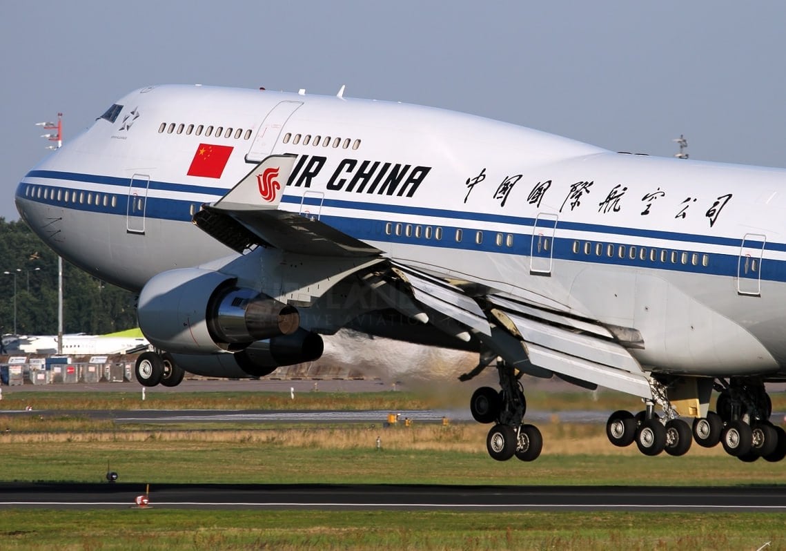 Авиакомпания Air China запустит новые рейсы между Владивостоком и Пекином  Первый вылет намечен на 31 марта. Рейсы будут 3 раза в неделю: по понедельникам, четвергам и субботам. Время в пути – 2 часа 40 минут.   Сейчас из Владивостока в Пекин летают российские а/к «Аврора», «Россия» и S7 Airlines, а также китайские China United Airlines и Hainan Airlines. Общее количество рейсов на маршруте превысит 20 в неделю.   Для транзитных пассажиров в Пекине действует 240-часовой безвизовый режим.   Байки лаовая. Китай. Новости