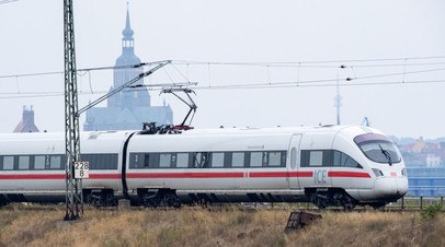 В Гамбурге скоростной поезд столкнулся с грузовиком   В Гамбурге произошло столкновение скоростного поезда ICE с грузовиком, в результате чего пострадали 12 человек. Авария произошла в районе Рённебург.  Читать далее