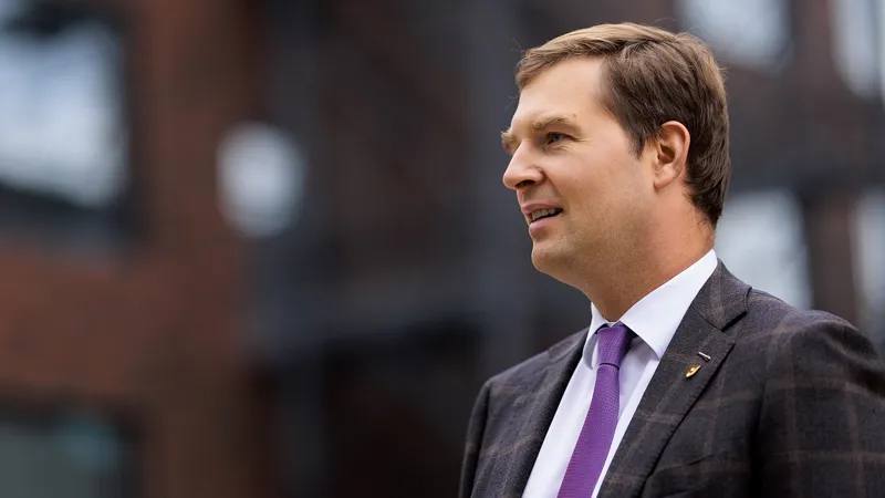 ДАЕШЬ КОНКУРЕНЦИЮ НА ТЕЛЕКОМ РЫНКЕ Бизнес структуры Тимура Турлова приобретут АО Транстелеком компанию совладельцем которой ранее был Нурали Алиев а в настоящее время Галимжан Есенов Стороны достигли согласия по ключевым параметрам сделки и переходят к этапу получения государственных регуляторных одобрений сообщили Forbes Kazakhstan в пресс службе Турлова Период рассмотрения стратегии дальнейшего развития компании займет определенное время поэтому изменений в управленческой команде и действующей операционной модели на первом этапе не планируется 11 декабря 2025 года акционеры Транстелекома утвердили обновленный состав совета директоров Это пояснили в пресс службе бизнесмена связано с началом процесса приобретения компании структурами Тимура Турлова телеком FINANCEkaz