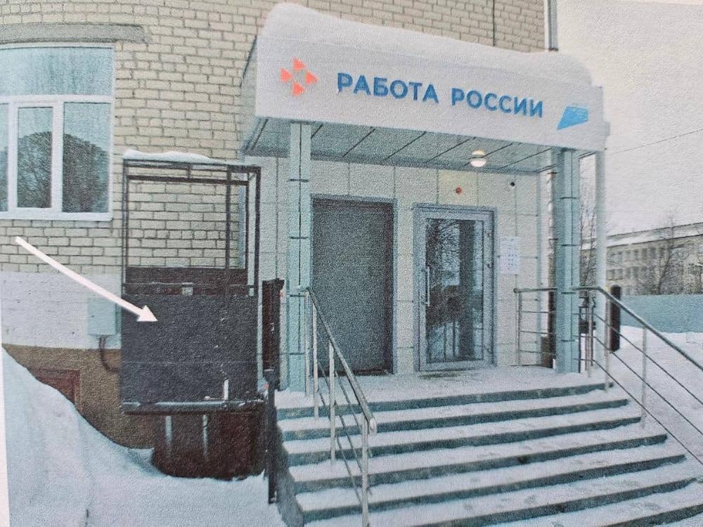 Директор архангельского ООО «А-стройпроект» присядет на скамью подсудимых по обвинению в мошенничестве Пресс-служба областной прокуратуры сообщает, что бизнесмена обвиняют в мошенничестве, совершенном с использованием служебного положения в особо крупном размере во время строительства подъемника для инвалидов. Из собственных источников стало известно, что в прокурорском релизе речь идёт об Александре Соколове — директоре и соучредителе ООО «А-стройпроект». Данная фирма в 2024 году выиграла госконтракт на установку подъемника для маломобильных граждан у крыльца новодвинского филиала областного центра занятости. Соколов приобрел подъемник у изготовителя за 607 тысяч рублей, а заказчику сообщил, что затраты составили 3 170 598 рублей. Таким образом, обвиняемым было похищено свыше 2 млн рублей, которыми он распорядился по своему усмотрению. Вину в совершении преступления бизнесмен не признал. Уголовное дело направлено в Октябрьский районный суд. Фото пресс-службы областной прокуратуры