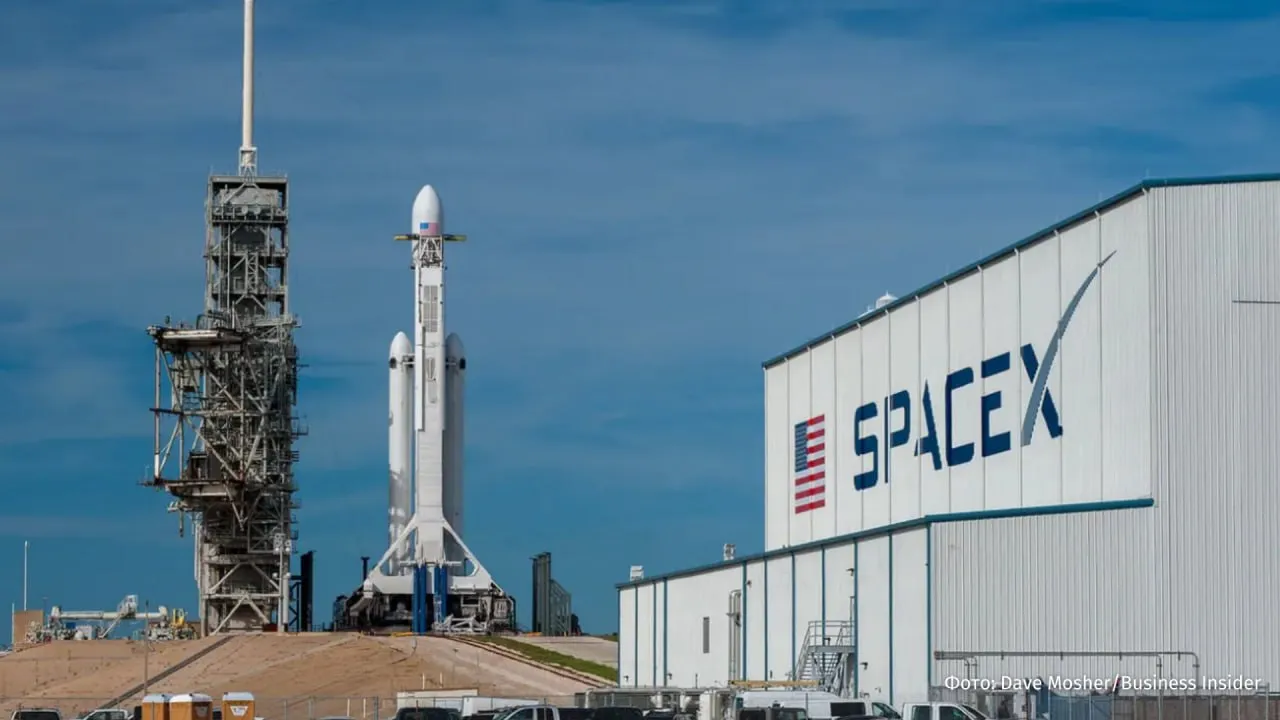 Google и SpaceX обсуждают создание центров обработки данных на орбите Земли Об этом сообщает The Wall Street Journal со ссылкой на источники Глава SpaceX Илон Маск заявил что орбитальные ЦОД станут более дешёвой альтернативой наземным мощностям для ИИ Однако по оценкам TechCrunch запуск такого объекта мощностью 1 ГВт может стоить более 42 млрд почти втрое дороже строительства аналога на Земле Как отмечает WSJ Google также обсуждает подобные проекты с другими космическими компаниями В рамках инициативы Project Suncatcher корпорация планирует вывести первые спутники прототипы к 2027 году Больше новостей IZ RU в MAX