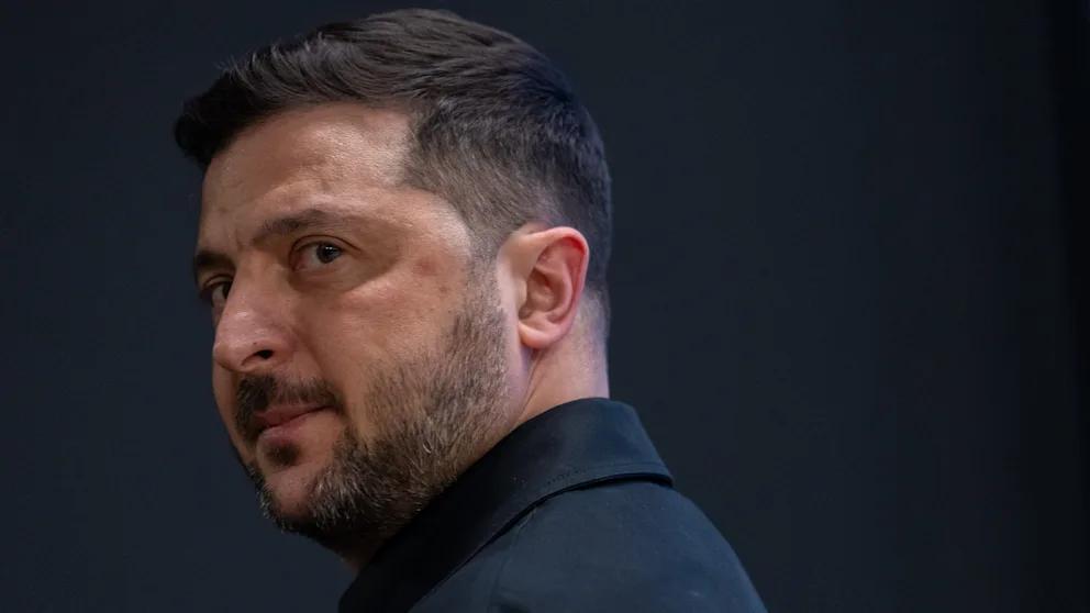 В Германию с августа этого года въехали почти 20 тысяч украинцев призывного возраста С августа в Германию въехали почти 20 тысяч граждан Украины в возрасте от 18 до 22 лет Как сообщили в Федеральном ведомстве по делам миграции и беженцев на запрос BILD с конца лета в страну прибыли 19 484 украинских мужчины этой возрастной группы Резкий рост начался после решения украинских властей В августе вице премьер Украины Юлия Свириденко заявила что молодые мужчины могут беспрепятственно пересекать границу в условиях военного положения После этого по данным МВД Германии число обращений за защитой от украинцев этого возраста выросло примерно в десять раз со 100 в неделю до около 1000 в неделю В Федеральном ведомстве по делам миграции уточняют что пик въездов пришелся на первую неделю октября Однако уже с ноября поток заметно снизился Сейчас по данным МВД фиксируется менее 1000 въездов в неделю хотя в целом осенью показатели остаются выше чем в первой половине года При этом власти подчеркивают сам факт въезда не означает что речь идет о прошении о защите или о долгосрочном пребывании в Германии В МВД отмечают что миграция совпала по времени с усилением российских ударов по Украине которые затронули отопление и энергоснабжение BILD Russian