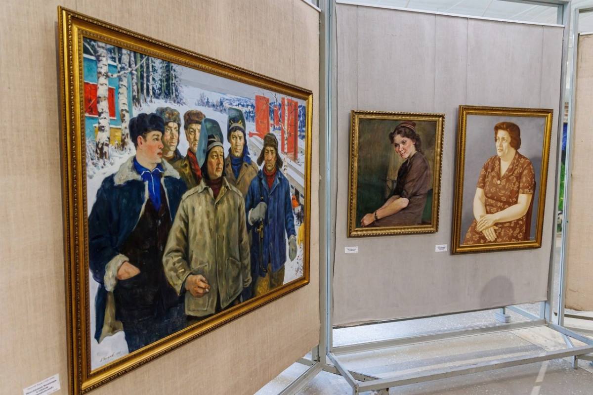 В Каменске-Уральском открылась выставка «Гений места».  Выставка посвящена человеку труда и индустриальной теме в искусстве – от документальной живописи эпохи индустриализации до работ современных авторов. Живопись по металлу Валентина Новиченко, портреты рабочих, мастеров и инженеров – всего показывают 40 работ уральских художников из коллекции под управлением Фонда Синара.  «Выставка – это исследование вопроса: кто кого формирует, человек пространство или наоборот. Я видел схожесть между работой художника и инженера: оба должны постоянно развиваться и создавать новое. Именно такое творческое взаимодействие искусства и промышленности особенно ценно для выставки», – куратор выставки Сергей Потеряев.  Проект путешествует этим летом по Уралу – в июне выставку увидели в Полевском, до сентября она пробудет в Краеведческом музее Каменска-Уральского, затем переместится в Челябинск и в ноябре работы покажут в Первоуральске.   Культура Урала