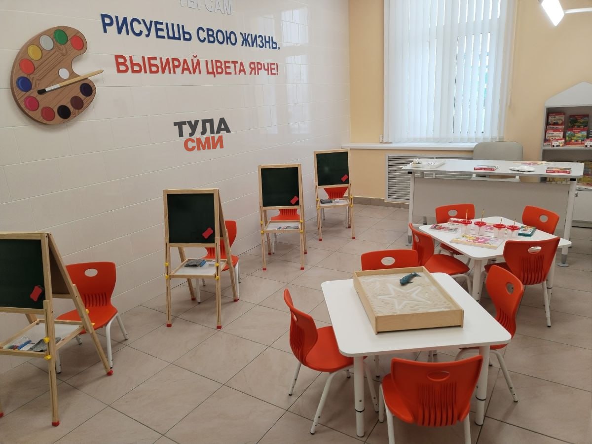 В Туле открылся детский сад с бассейном для 240 детей В Туле на Калужском шоссе начал работу новый современный детский сад рассчитанный на 240 мест Уже зачислены 88 детей которые 29 декабря станут участниками первого новогоднего праздника в учреждении с хороводом у елки Дедом Морозом и подарками Особенностью этого сада одного из всего двух в городе является собственный бассейн Также в нем оборудована естественнонаучная лаборатория с большим аквариумом и зоной для изучения растений и насекомых Губернатор Дмитрий Миляев осмотрев объект подчеркнул что новые образовательные учреждения кардинально отличаются от прежних В новых учреждениях образования есть бассейны оснащенные современным оборудованием спортивные и актовые залы комнаты психолога трудового воспитания развивающие кружки и студии отметил Дмитрий Миляев При этом губернатор добавил что параллельно с созданием новых объектов ведется масштабная работа по приведению в порядок уже существующих В 2025 году в области капитально отремонтировано 22 учреждения образования включая школу на Красном Перекопе которая не обновлялась 90 лет 1 2 Подпишись на новости Мы в MАХ