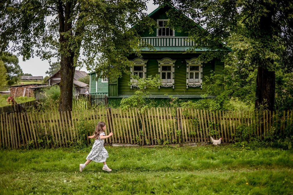 В Челябинской области ищут самые красивые деревни  Самобытные поселения Челябинской области хотят поместить на карту «Самые красивые деревни и городки России». В ассоциацию «Самых красивых» входят населенные пункты, в которых меньше 30 тыс. жителей, зато сохранилось уникальное архитектурное, природное или историческое наследие. Деревни, попавшие на карту проекта, получают особый статус, о них узнают туристы.  В 2025 году ассоциация устроит первую экспедицию на Южный Урал. Региональный Центр проектного развития территорий и туризма предложил малым городам и селам поучаствовать в проекте и подать заявки. Эксперты эти заявки рассмотрят и проведут сертификацию деревень. Оценивать будут по градостроительным, архитектурным, экологическим критериям, возможностям для развития туристической инфраструктуры.  Заявления от деревень и городков будут принимать до конца марта на сайте ассоциации.