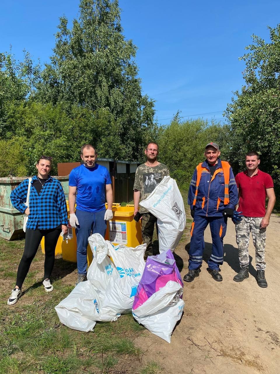 В Калининграде в рамках нацпроекта «Экологическое благополучие» состоялся очередной субботник «Вода России»  К уборке береговой линии Калининградского залива присоединились сотрудники Минприроды, «ЕСОО», администрации, «ЕКАТ», «Гидротехник», Отдела водных ресурсов и волонтёры    Было собрано 1,5 куб м смешанных отходов и 0,5 куб м отсортированного мусора, который готовится к переработке.  А Вы уже приняли участие в субботнике?  Если нет, то успевайте - сезон в Арктике короткий.  Фото минприроды Калининградской области