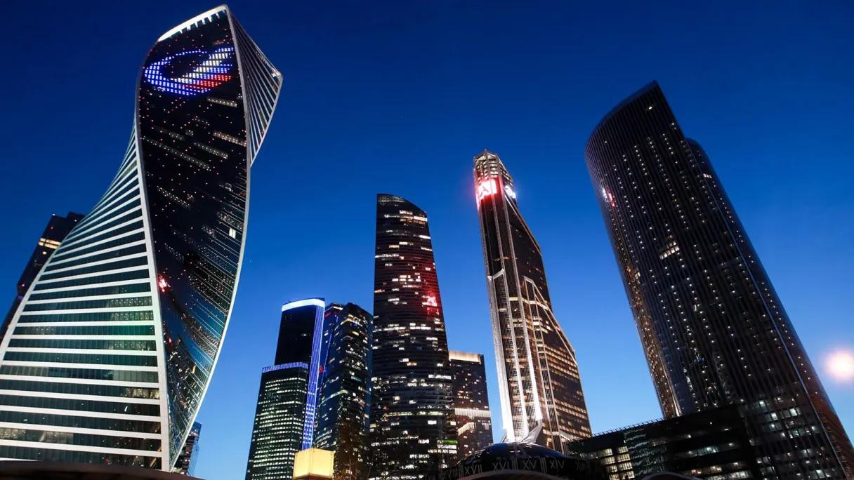 Стоимость аренды офисов в «Москве-Сити» превысила 80 000 рублей за кв. м Аналитики консалтинговой компании NF Group подвели итоги первого полугодия на офисном рынке Москвы, с их выводами ознакомился Forbes. Согласно отчету, за год показатель средневзвешенной ставки аренды офисов класса А в пяти деловых районах Москвы — Белорусском, Ленинградском, ММДЦ «Москва-Сити», Павелецком кластере и Центральном деловом районе вырос на 39% и достиг 56 471 рубля за кв. м в год без учета OPEX и НДС . При этом в разрезе по локациям динамика заметно различается. Быстрее всего дорожает аренда офисов в «Москве-Сити» — за 12 месяцев ставка выросла на 65,5%, до 81 397 рублей за кв. м в год. При этом в Белорусском деловом районе рост ставки за указанный период составил всего 6,6% — до 42 175 рублей за кв. м в год. Подробности на сайте Forbes : «Москва-Сити» Фото Василия Кузьмичёнка / Агентство «Москва»