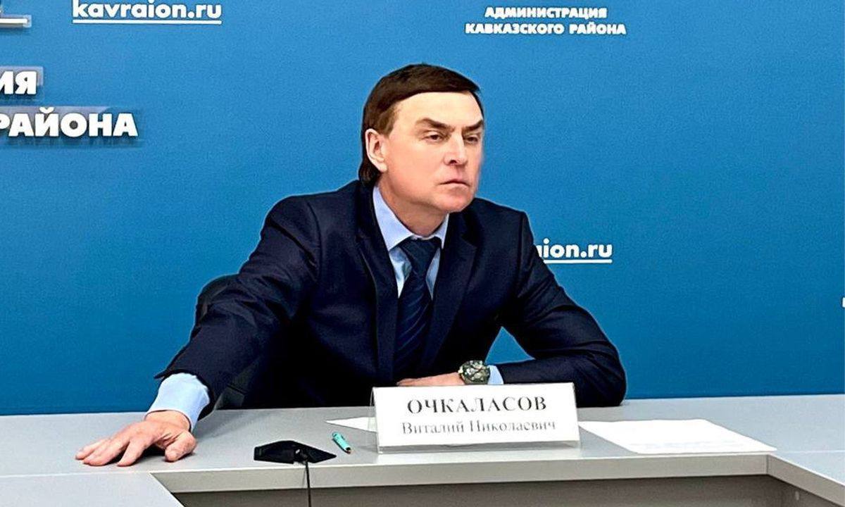 Решение об изъятии имущества на 5 5 млрд рублей у семьи бывшего главы Кавказского района вступило в законную силу Ранее Кропоткинский горсуд удовлетворил иск прокуратуры и изъял активы родственников бывшего главы Кавказского района Виталия Очкаласова Всего в доход государства перевели 13 компаний занимающихся транспортными услугами и сельским хозяйством Решение первой инстанции было обжаловано в Краснодарском краевом суде Определением Верховного Суда Российской Федерации гражданское дело было передано в судебную коллегию по гражданским делам Московского горсуда которая признала решение Кропоткинского госуда законным и оставила его без изменения Решение вступило в законную силу По информации прокуратуры Виталий Очкаласов приобретал земельные участки и хозяйствующие субъекты на контролируемой им территории Он также фактически руководил этими активами Очкаласов умер в мае прошлого года во время пробежки Ему был 61 год Подпишись на наш канал в Telegram MAX