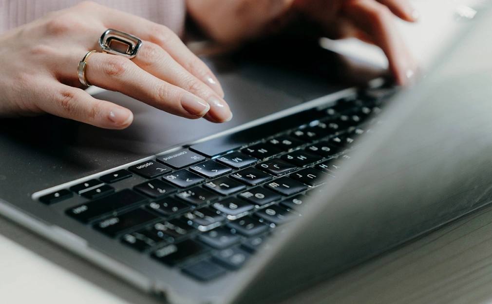 В России зафиксировали рост числа случаев мошенничества с электронными дневниками жертвами которых становятся школьники и их родители Об этом РБК сообщили в пресс службе ВТБ В рамках этой схемы мошенники представляются учителями и звонят школьникам или их родителям с просьбой обновить или перевыпустить электронный дневник После этого они пытаются узнать у своих жертв код из СМС и пуш уведомлений для входа на Госуслуги или в мобильное приложение банка Злоумышленники также звонят от имени школьных медсестер и сообщают о необходимости пройти срочный медосмотр для допуска к занятиям Для медосмотра они предлагают жертвам пройти онлайн регистрацию по фишинговой ссылке Мошенники мастерски играют на доверии школьников Они обманывают через игры соцсети звонки из школы вербуют в дропы прямо на улицах предлагая легкий заработок отметил заместитель руководителя департамента по обеспечению безопасности вице президент ВТБ Дмитрий Саранцев РБК в Telegram и MAX