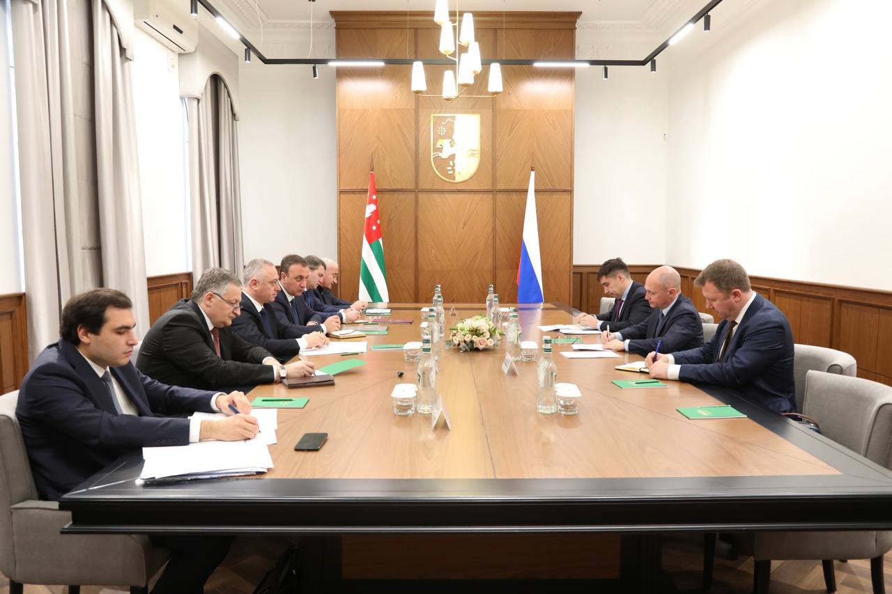 Развитию энергетического комплекса Абхазии посвящалось рабочее совещание которое провели в Сухуме президент Бадра Гунба и заместитель руководителя Администрации Президента РФ Сергей Кириенко Во встрече также участвовали премьер министр Владимир Делба руководитель Администрации Президента Беслан Эшба вице премьер Джансух Нанба министр энергетики Батал Мушба заместитель министра энергетики РФ Евгений Грабчак и генеральный директор РУП Черноморэнерго Тимур Джинджолия сообщает пресс служба Президента На совещании я обсуждались ключевые меры по модернизации сетевого хозяйства и стабилизации энергоснабжения Абхазии Особое внимание было уделено реализации совместных проектов направленных на повышение надёжности и эффективности энергетической системы республики Российская Федерация продолжает поддержку Абхазии в этой сфере Апсныпресс Instagram Facebook Дзен