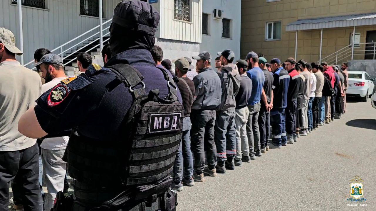 Власти Югры усиливают контроль за миграционными процессами В Сургуте, Нижневартовске и Нефтеюганске продолжаются плановые проверки соблюдения законодательства. Местные власти совместно с правоохранительными органами последовательно работают над совершенствованием системы миграционного учета. Рейды являются частью комплексного подхода к созданию цивилизованных условий для трудовой миграции. Особую озабоченность вызывают строительные площадки, где работодатели массово используют серые схемы трудоустройства, а мигранты демонстрируют вопиющее пренебрежение к законам, от подделки документов до откровенного противодействия проверкам. Отметим, в этом году в Югре зафиксировано сокращение числа иностранцев на 8,1 %. Такие данные приводят в миграционных службах региона. Специалисты отмечают изменение ситуации с трудовой миграцией, но подчеркивают, что работа по контролю за соблюдением законодательства продолжается в плановом режиме. Подробнее читайте тут!