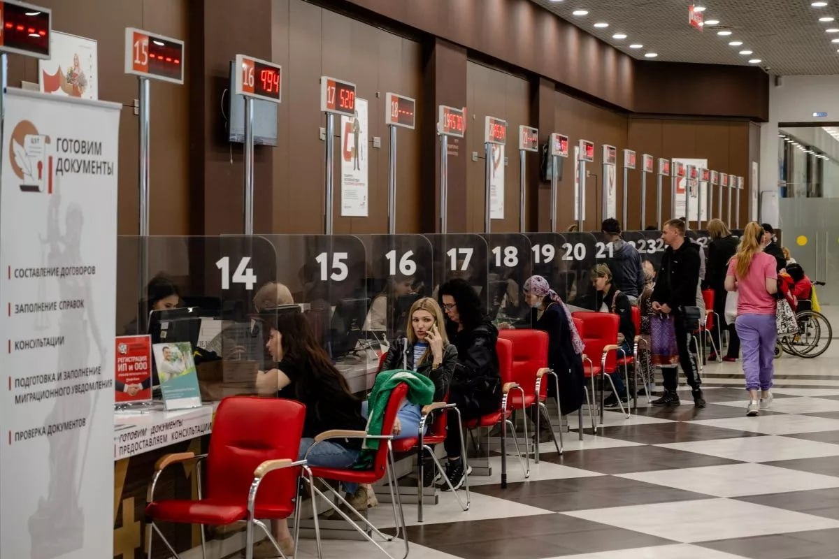 ℹ График работы МФЦ Краснодарского края изменится в праздники 21 и 22 февраля офисы и территориально обособленные структурные подразделения будут работать в штатном режиме 23 февраля объявлен выходным праздничным днем С 24 февраля все филиалы МФЦ возобновят работу согласно обычному графику с понедельника по четверг с 09 00 до 18 00 по пятницам с 09 00 до 17 00 Кубанские Новости Мы в MAX