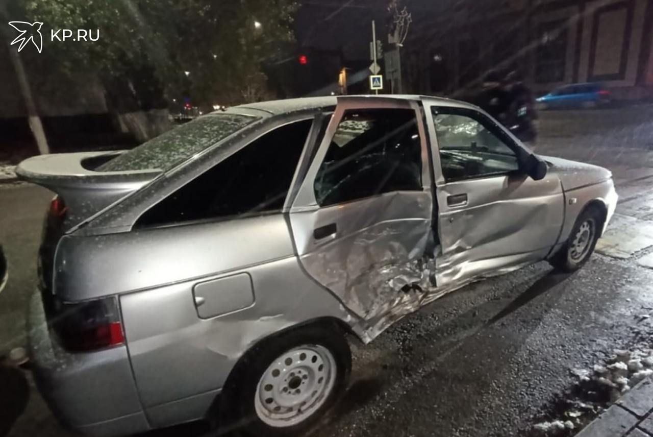 В столкновении двух легковушек пострадали водители и пассажирка в воронежском Борисоглебске  В Борисоглебске столкнулись ВАЗ и КИА, которыми управляли молодые девушки-водители.   Авария произошла днем ранее примерно в 23:15. 21-летняя местная жительница на ВАЗ-21124 ехала по улице Свободы у дома №215. По предварительным данным полиции, на нерегулируемом перекрестке неравнозначных дорог с улицей Советская, поворачивая налево, легковушка нарушила очередность проезда. Она не предоставила преимущество и столкнулась со встречным «Киа Рио», за рулем которого сидела ее ровесница.  В результате ДТП оба водителя и 24-летняя пассажир ВАЗа получили травмы. Их госпитализировали. Полиция продолжает разбираться в обстоятельствах ДТП.