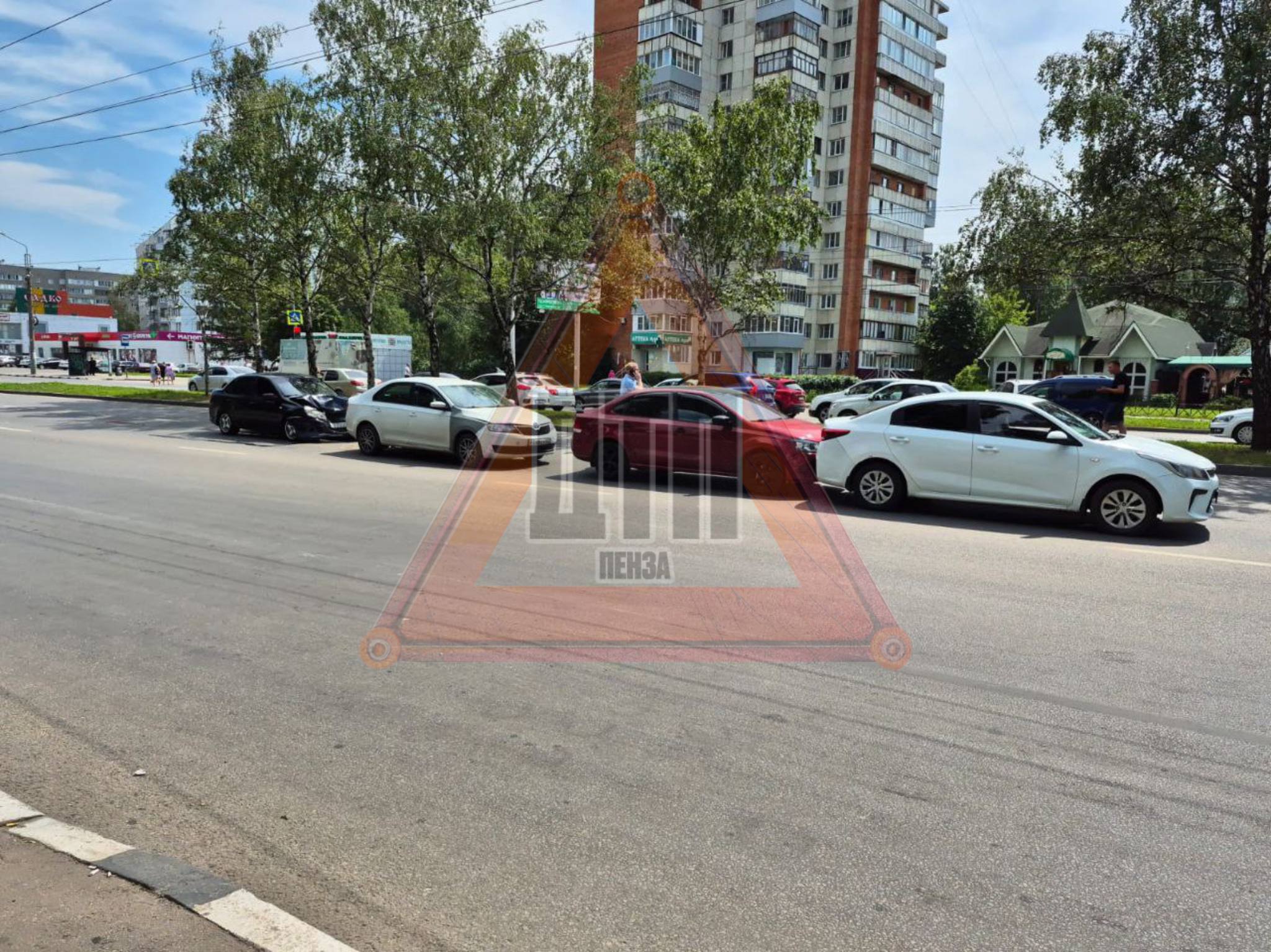 Четверное ДТП в Арбеково — снято у остановки «Салона быта» в Пензе. ПОДПИСАТЬСЯ СООБЩИТЬ О ДТП