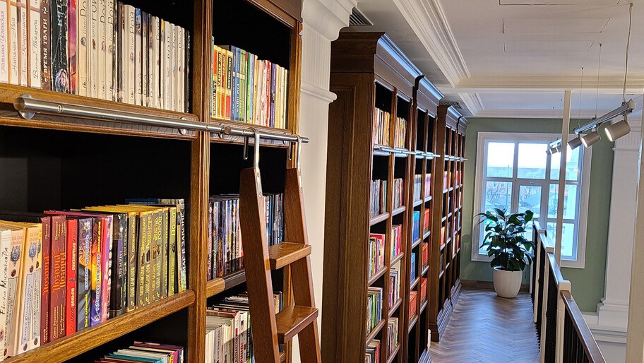 В Новокаховскую библиотеку доставили новые книги Библиотечный фонд Новокаховской городской библиотеки 2 пополнился современными изданиями по поручению первого заместителя губернатора Херсонской области Павла Шувалкина В библиотеку поступили издания для детей и взрослых художественные книги литература о культурных и исторических событиях достижениях человечества и известных личностях   Новости Херсонской области в канале ХАН