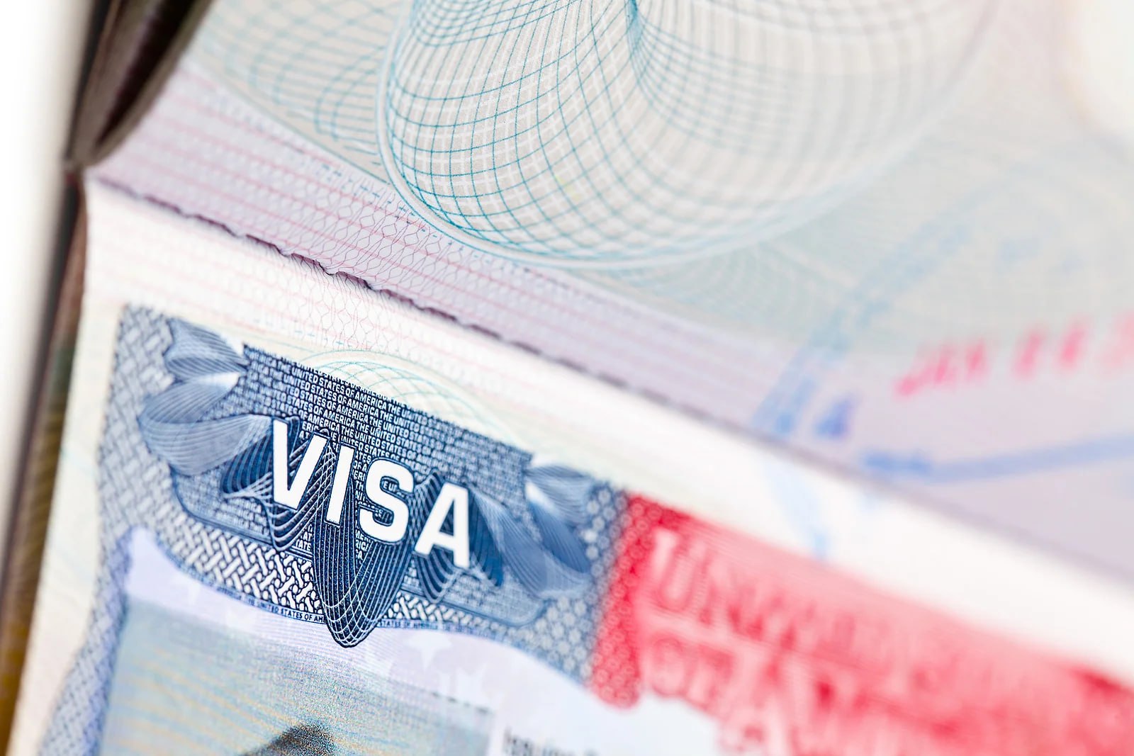 США возобновляют выдачу студенческих виз, но требуют открыть соцсети для проверки – The Guardian Государственный департамент объявил о возобновлении процесса выдачи студенческих и обменных виз F, M и J для иностранных граждан, но ввел новое требование: все заявители должны сделать свои профили в социальных сетях общедоступными. Новые правила направлены на выявление «признаков враждебности по отношению к гражданам, культуре, правительству, институтам или основополагающим принципам США». В профилях заявителей будут искать любую «пропаганду, помощь или поддержку иностранных террористов и другие угрозы национальной безопасности США», а также «поддержку незаконных антисемитских преследований или насилия». #мигранты #наука Больше новостей США здесь. Подписывайся!