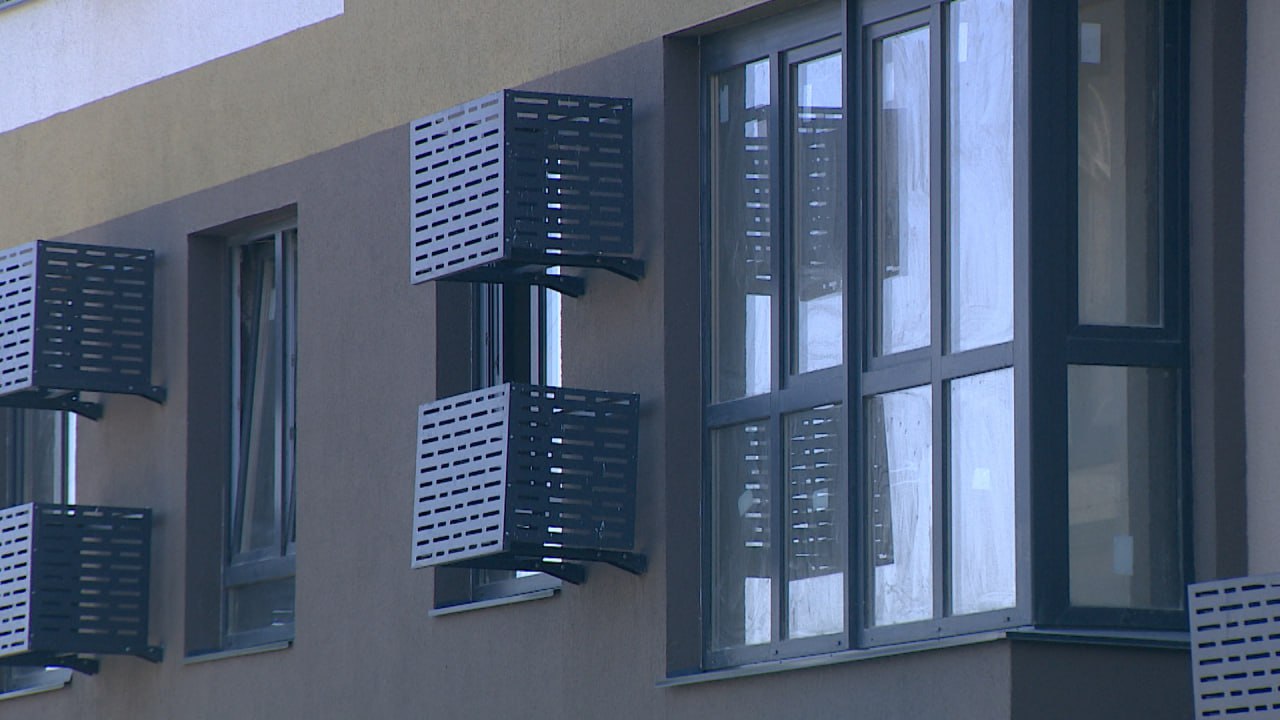 Новостройки подорожали в Волгоградской области на 0 2 за квартал По данным Волгоградстата цены на квартиры улучшенного качества в новостройках выросли на 1 а стоимость средних и элитных квартир снизилась на 0 6 и 0 3 соответственно На вторичном рынке квартиры низкого качества подорожали на 0 7 элитные на 0 5 квартиры улучшенного качества на 0 4 Наблюдается снижение стоимости жилплощади среднего качества на 0 8 В 3 квартале средняя цена на первичную недвижимость равна 117 9 тысячи рублей на вторичную 87 1 тысячи рублей за квадрат Подписаться Перейти на сайт MAX