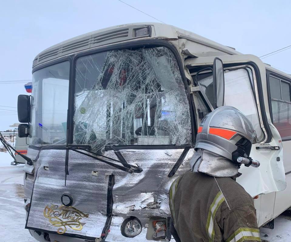 В Якутске в ДТП с автобусом и "Камазом" пострадали 11 человек, в том числе 4 детей — Минздрав Якутии