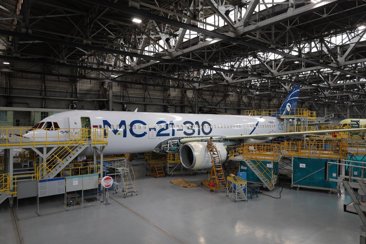 Первый полет полностью импортозамещенного МС-21 ожидается в августе  Первый полет полностью импортозамещенного самолета МС-21 ожидается в августе этого года, сообщил глава "Ростеха" Сергей Чемезов на встрече с премьер-министром Михаилом Мишустиным. Об этом сообщает "Интерфакс".  "Если говорить про МС-21, более 70 систем и агрегатов произведены уже российские, импортозамещенные. В августе месяце взлетит самолет уже полностью импортозамещенный - сегодня пока летает частично импортощамещенный. Надеюсь, до конца 2026 года завершим сертификационные полеты и начнем уже серийно производить", – сказал Чемезов.  aviaru.net/n286327