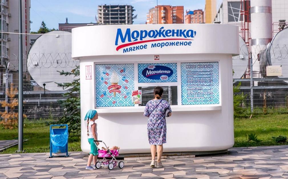Мороженое в Башкирии за год подорожало почти на четверть Мороженое в Башкирии за год подорожало на 23,2%. По данным Росстата, в апреле 2025 года последние имеющиеся данные килограмм сливочного мороженого в республике стоил в среднем 699,88 руб., тогда как в апреле прошлого года — 554,99 руб. Самое дорогое мороженое в Башкирии продается в Сибае — 832,6 руб. за кило. С прошлого года стоимость продукта здесь выросла на 17,3%. Среди крупных городов самое доступное лакомство — в Нефтекамске, 554,7 руб. При этом с прошлого года стоимость мороженого здесь даже снизилась на 6,3%. В столице республики средняя стоимость продукта составляет 722 руб., что на 30% выше, чем в апреле 2024 года, — 555 руб. РБК-УФА
