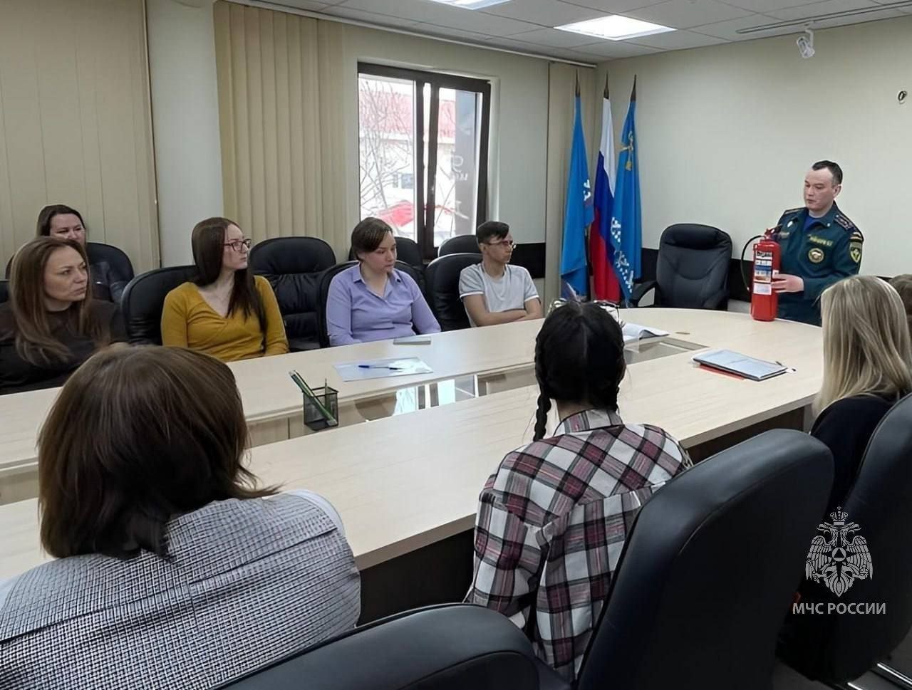 Сотрудники отдела надзорной деятельности и профилактической работы города Муравленко провели "урок безопасности" и противопожарный инструктаж со специалистами Управления образования. Слушателям напомнили о действиях, в случае возникновения пожара, ознакомили с устройством огнетушителя и рассказали, как правильно его использовать. Это очень важно, считают сотрудники МЧС России, так как требования правил пожарной безопасности обязывают каждое заведение с массовым пребываем людей, иметь в своем арсенале огнетушители и одного их наличия недостаточно - необходимо еще и уметь правильно пользоваться этим первичным средством пожаротушения, ведь именно учителя и персонал учебных заведений в случае чрезвычайной ситуации несут ответственность за сохранность жизни и здоровья учеников. МЧС Ямало-Ненецкого АО