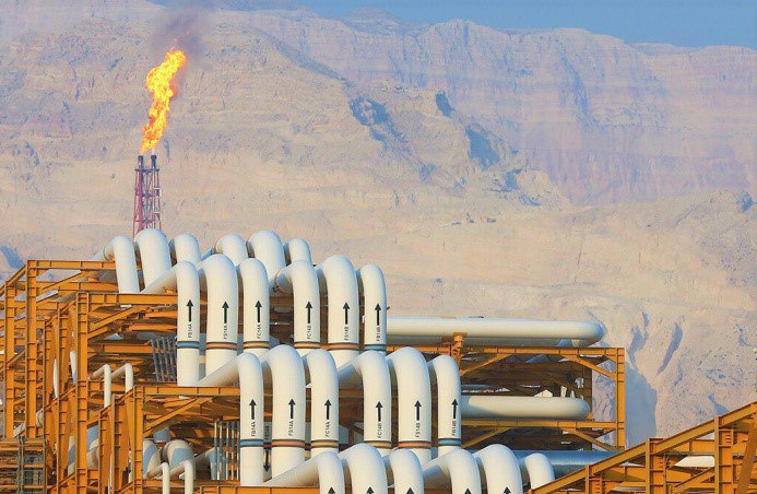 С помощью Туркменистана Иран планирует выйти на региональный газовый рынок Выступая на полях 29-й Иранской международной выставки нефти, газа, переработки и нефтехимии в Тегеране, Саид Таваколи, управляющий директор Национальной иранской газовой компании NIGC , сказал, что страна стремится к долгосрочным контрактам и более глубокому взаимодействию со своими соседями, в частности с Туркменистаном. «Акцент президента и министра нефти на прочных региональных связях показывает наше намерение достичь конкретных результатов путем переговоров и взаимного сотрудничества», - цитирует ORIENT Таваколи. Управляющий директор NIGC добавил, что построение энергетических связей с Ашхабадом может заложить основу для более широкого сотрудничества в различных секторах: «Газовое сотрудничество между Ираном и Туркменистаном является прологом к региональной торговле газом, и мы надеемся увидеть его продолжение и расширение». #Иран #Туркменистан #Общество #Экономика #Энергетика
