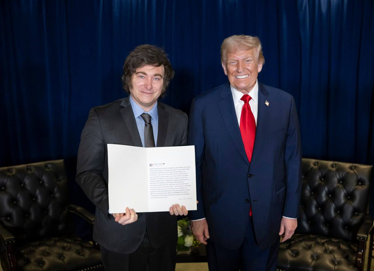 США и Аргентина ведут активные переговоры о соглашении которое позволит Соединенным Штатам депортировать мигрантов из других стран в Аргентину Соглашение сделает Аргентину третьей страной куда будут депортироваться люди задержанные после незаконного въезда в США в рамках расширенной стратегии депортации Трампа Источник NYT t me ClashReport 69621