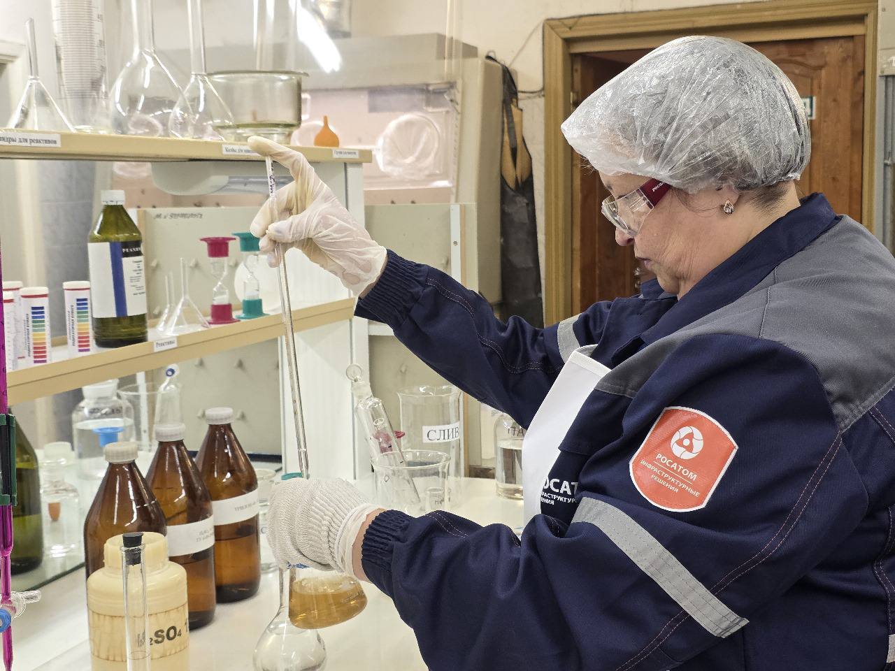 РИР Энерго проверит тепловые сети Орла с помощью красителя 5 ноября ночью сотрудники Орловской ТЭЦ введут в централизованную систему теплоснабжения города ярко зеленый краситель флуоресцеин С его помощью энергетики планируют обнаружить возможные утечки на теплосетях и оборудовании теплопунктов Кроме того с помощью красителя сотрудники управляющих компаний смогут выявить неисправности во внутридомовых системах отопления Флуоресцеин будет добавлен в сети отопления В воду идущую из крана он может попасть только в случае проблем с водогрейным оборудованием ЦТП Флуоресцеин это органический краситель абсолютно безопасный для организма Он разрешен к применению всеми надзорными органами включая Ростехнадзор и Роспотребнадзор для определения утечки воды в теплосетях и водоводах в том числе питьевых Метод определения утечек путем введения флуоресцеина широко распространен Он позволяет оценить надежность магистральных и квартальных сетей оборудования внутри центральных тепловых пунктов и жилых домов а также выявить места несанкционированного отбора сетевой воды пояснил директор ПП Тепловые сети Юрий Тюкалов В случае обнаружения воды окрашенной в ярко зеленый цвет просим сообщить об этом в службы работающие в круглосуточном режиме Диспетчерская служба Орловского филиала РИР Энерго 25 50 12 ЕДДС Орла 43 22 12 По электронной почте в Орле RGOREL AO OREL TSK RU Диспетчерская управляющей компании телефон указан в платежном документе